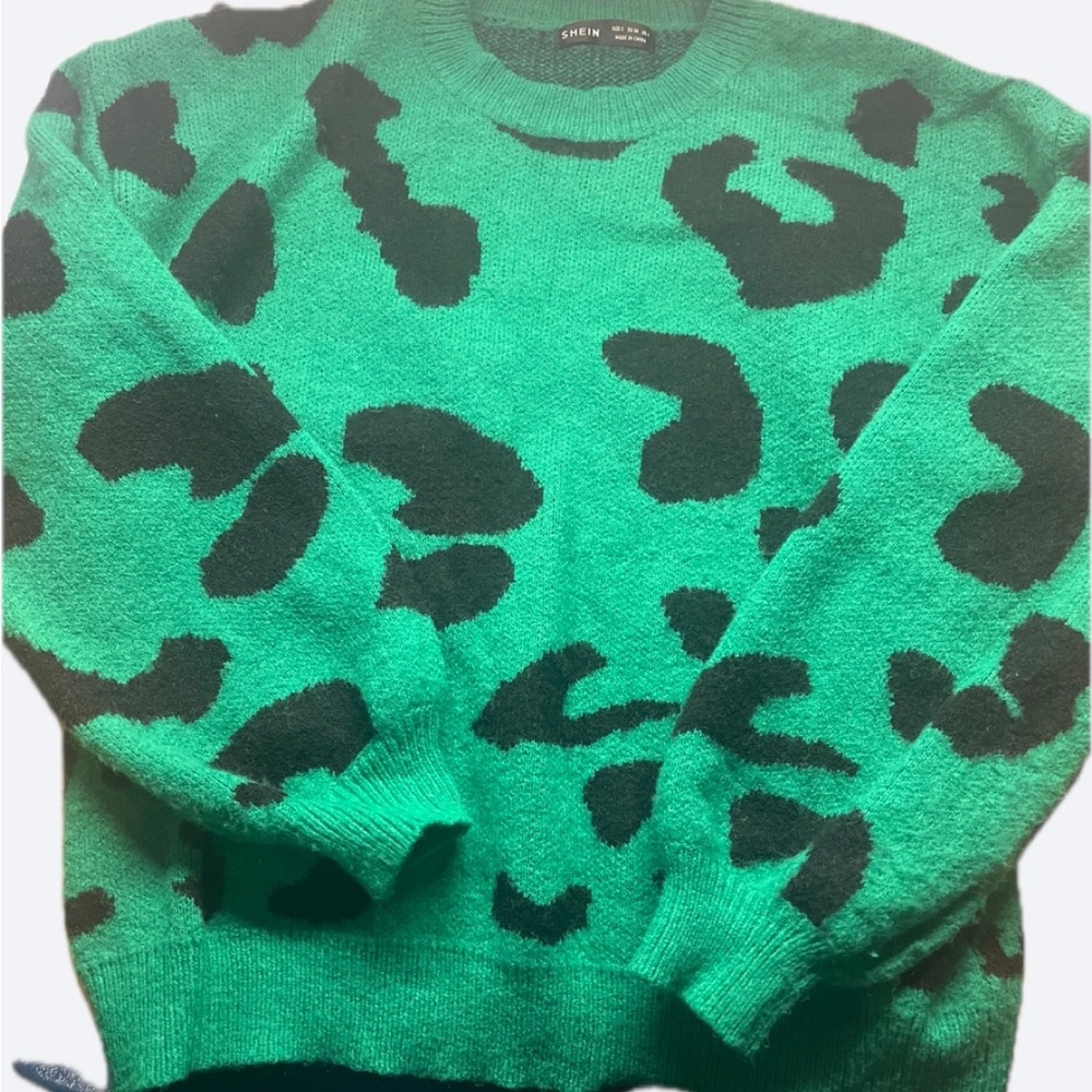 SHEIN Green and Black Crewneck Sweater with Animal Print